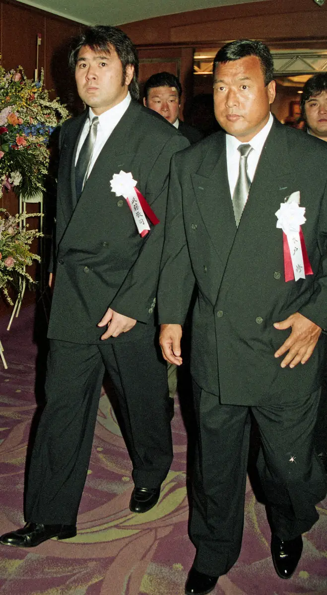 新日本プロレス25周年パーティーで同席する木戸修さんと武藤敬司（左）（97年撮影）
