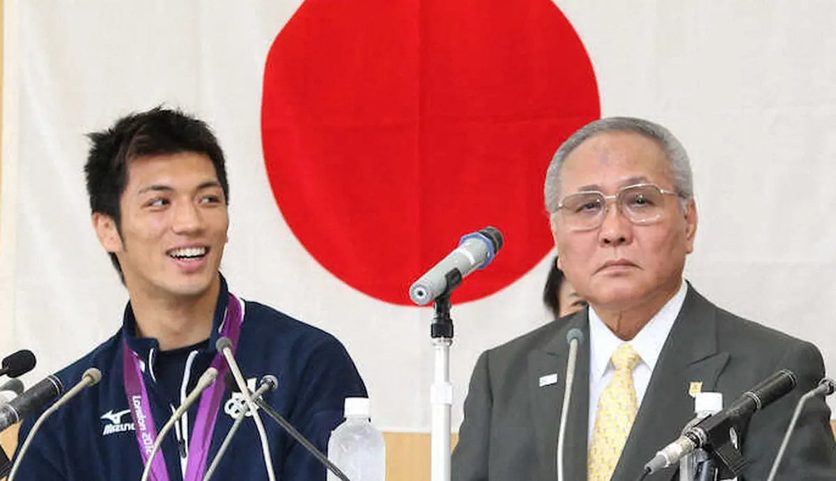 12年、ロドン五輪金メダリストの村田諒太（左）と会見する山根明さん