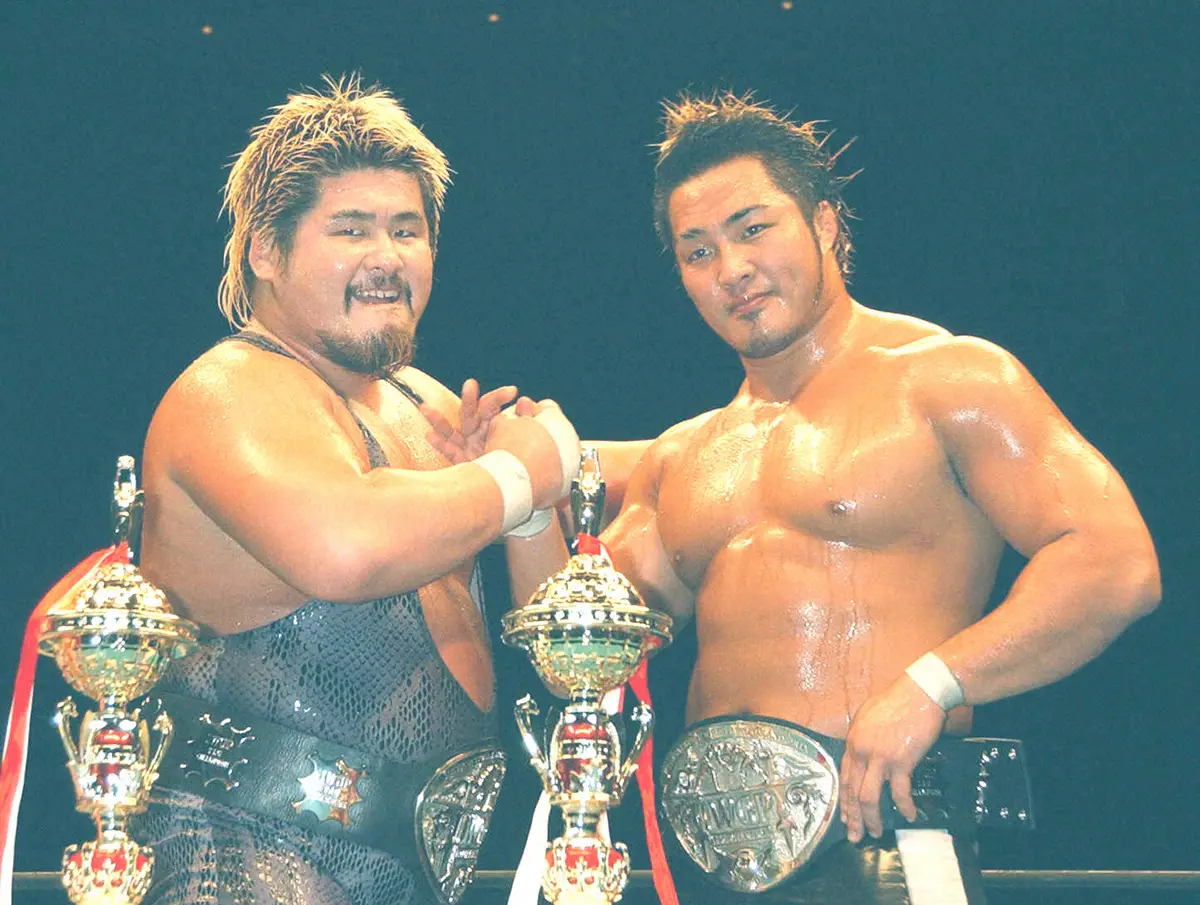 2003年6月、棚橋弘至（右）とのタッグでIWGPタッグベルトを獲得した吉江豊さん