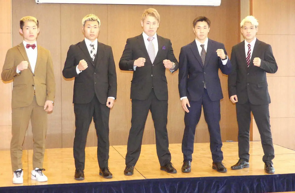 フォトセッションでポーズを決める（左から）伊藤、高橋、荒本、堀池、眞下