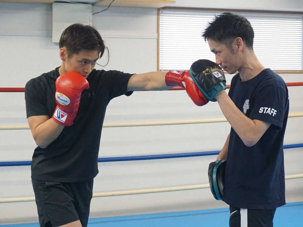 練習を公開した西田凌佑（左）と武市トレーナー
