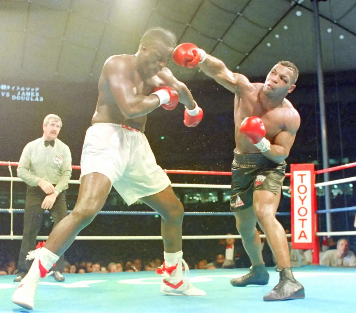 90年2月11日、プロボクシング統一世界ヘビー級タイトルマッチでジェームス・ダグラス（左）を攻めるマイク・タイソン