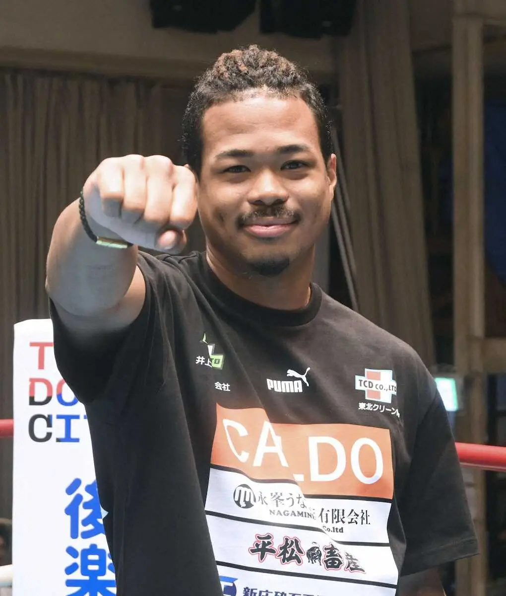 ポーズをとるパリ五輪のボクシング男子71キロ級代表の岡沢セオン