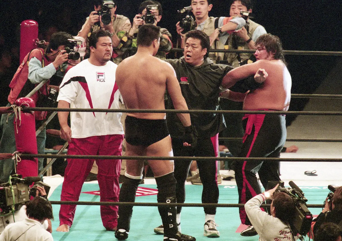 99年1月4日東京ドーム大会で小川（左）の仲裁に入った長州力