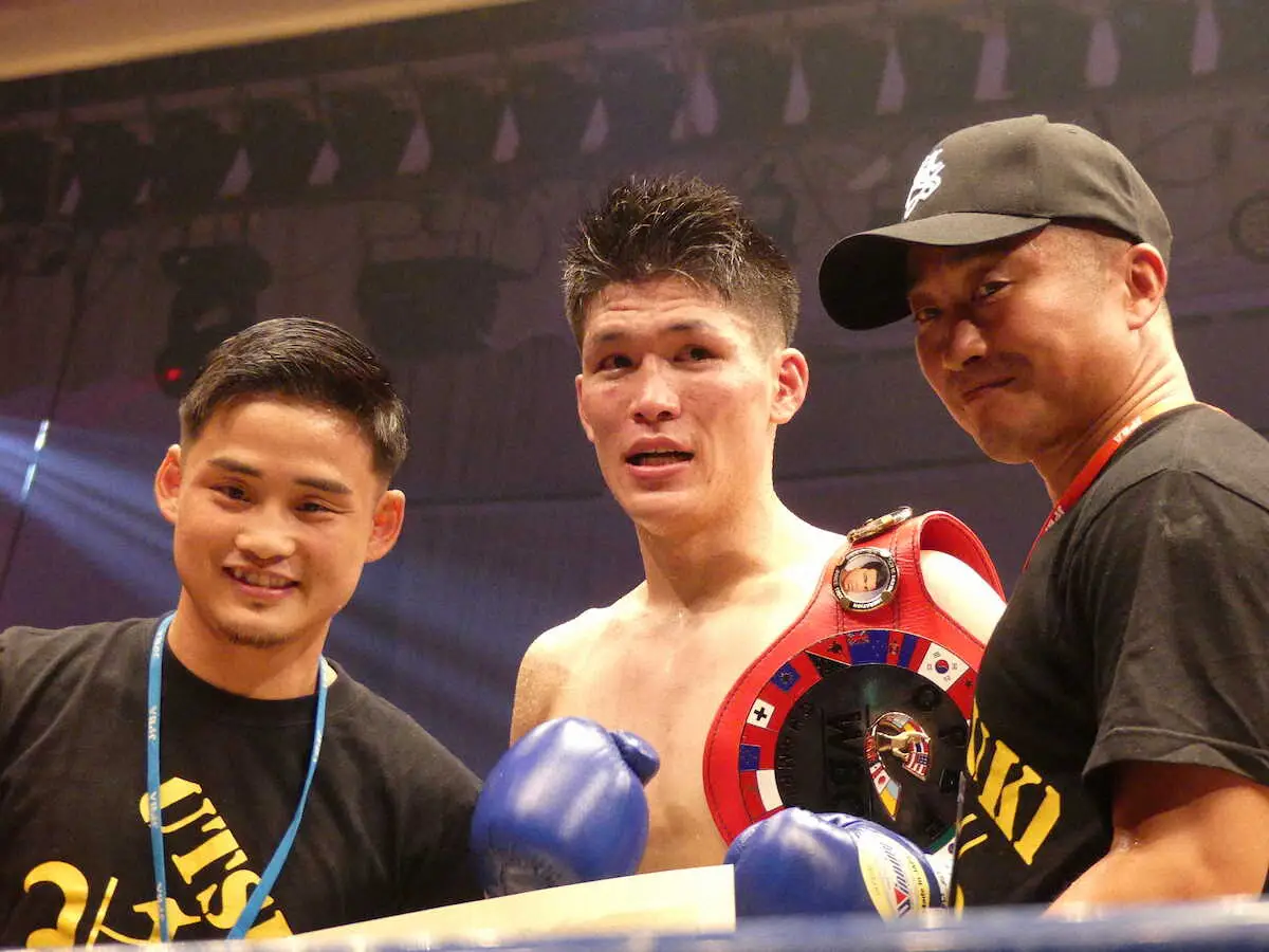 5回TKO勝利で新王者となった宇津木（中央）。京口（左）と小林トレーナー