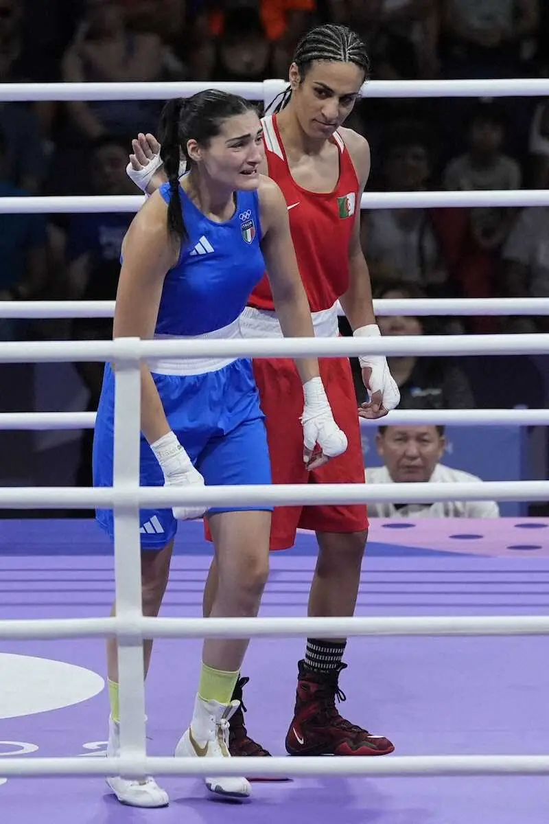 女子ボクシング66キロ級で棄権し涙を見せるイタリアのカリニ（左）。右は勝者のアルジェリアのケリフ