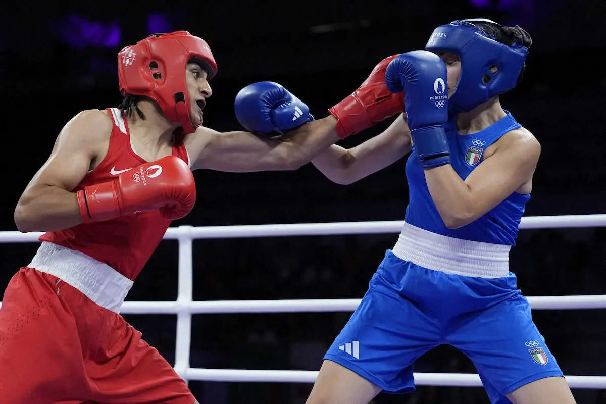 ボクシング女子66キロ級2回戦でアンジェラ・カリニ（右）と対戦するイマネ・ヘリフ（AP）