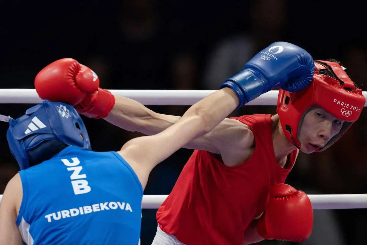 パリ五輪のボクシング女子57キロ級で、ウズベキスタンのシトラ・ツルジベコワ（左）と対戦する台湾のリン・ユーティン