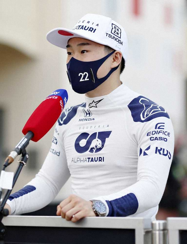 自動車F1の開幕戦を前に取材に応じる角田裕毅