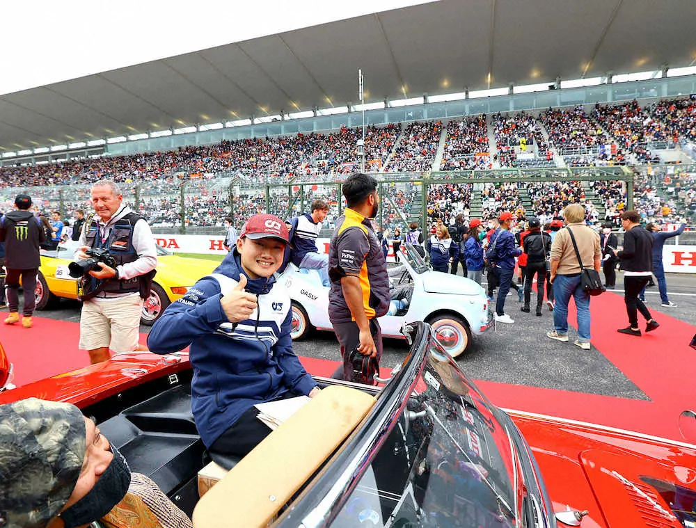 岸田首相がF1日本GPのスタートセレモニーであいさつ　現役首相の日本GP訪問は初