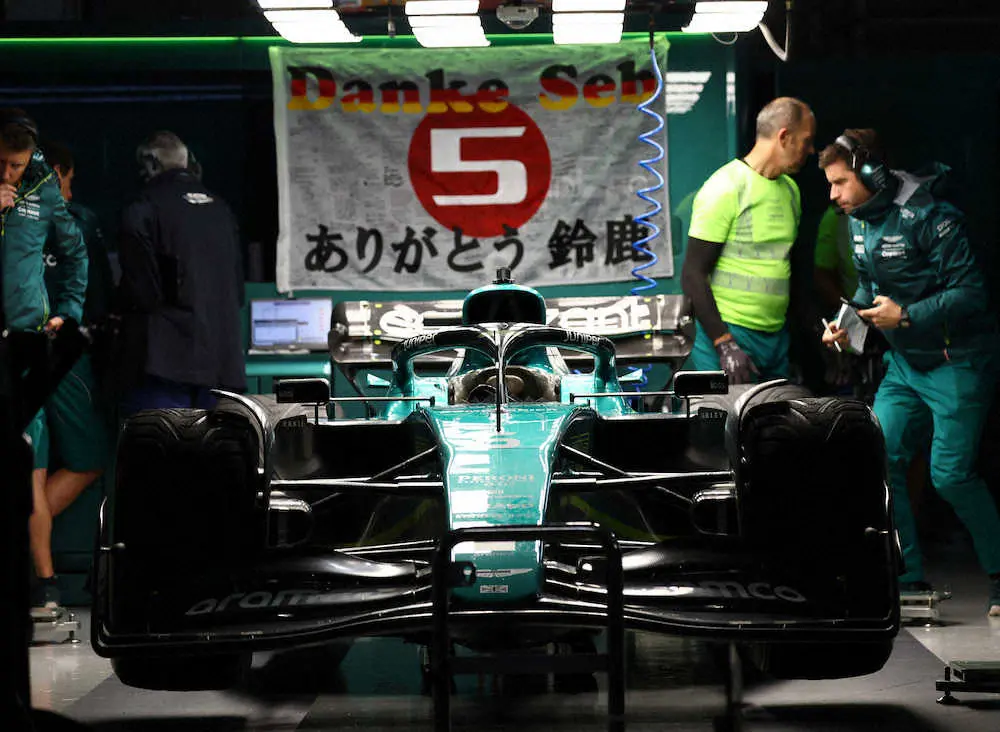 日本大好きフェテルが鈴鹿ラストランで6位入賞　ガレージに「ありがとう鈴鹿」の日の丸