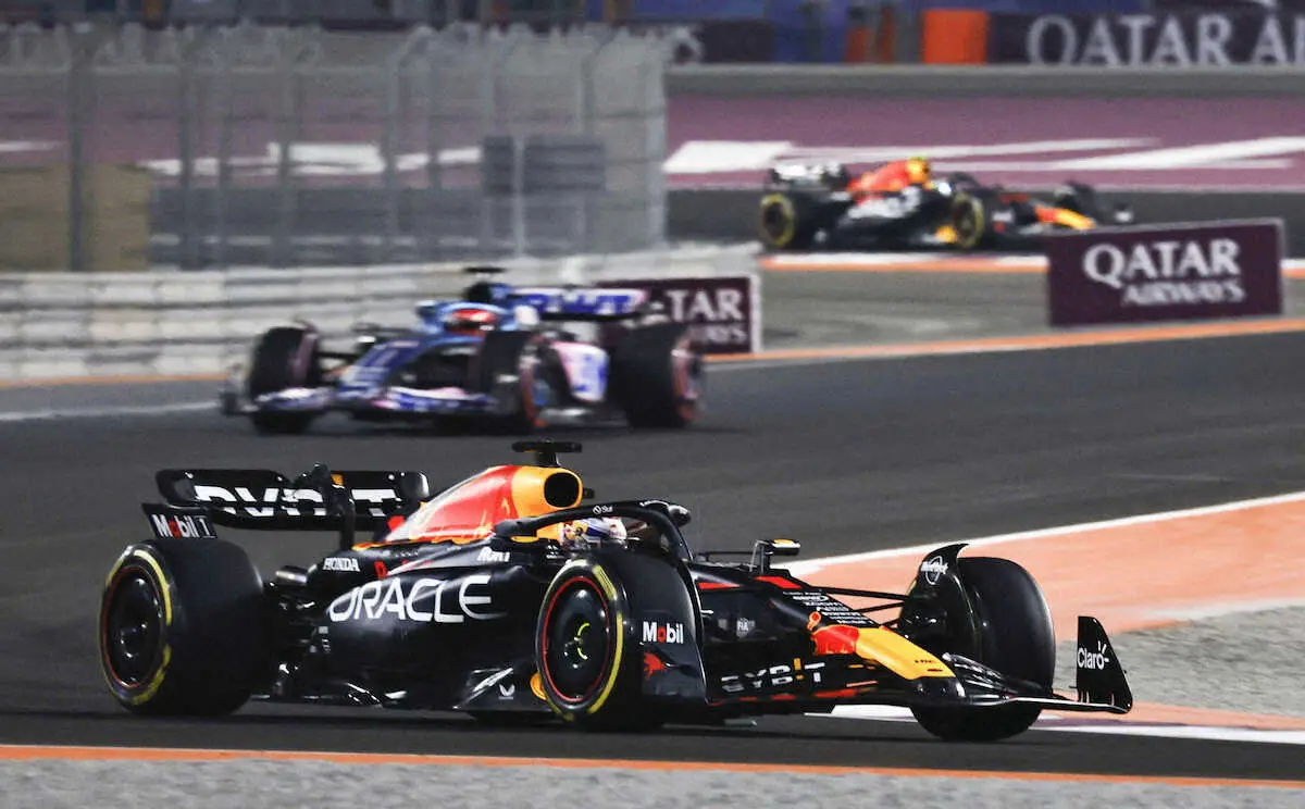 F1シリーズ第17戦、カタールGPのスプリントレースで走行するレッドブルのマックス・フェルスタッペン＝ルサイル（ロイター）