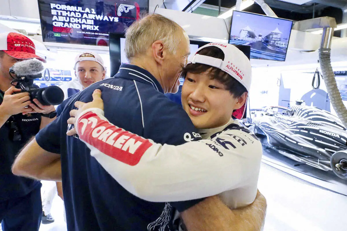F1アブダビGPのガレージで、アルファタウリのトスト代表と抱き合う角田裕毅（右）（ゲッティ＝共同）