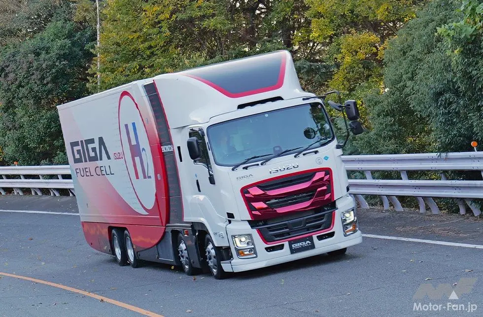 いすゞ・ホンダが、燃料電池大型トラックの公道実証走行を開始。水素燃料活用の可能性と燃料電池車両の実用性を検証。