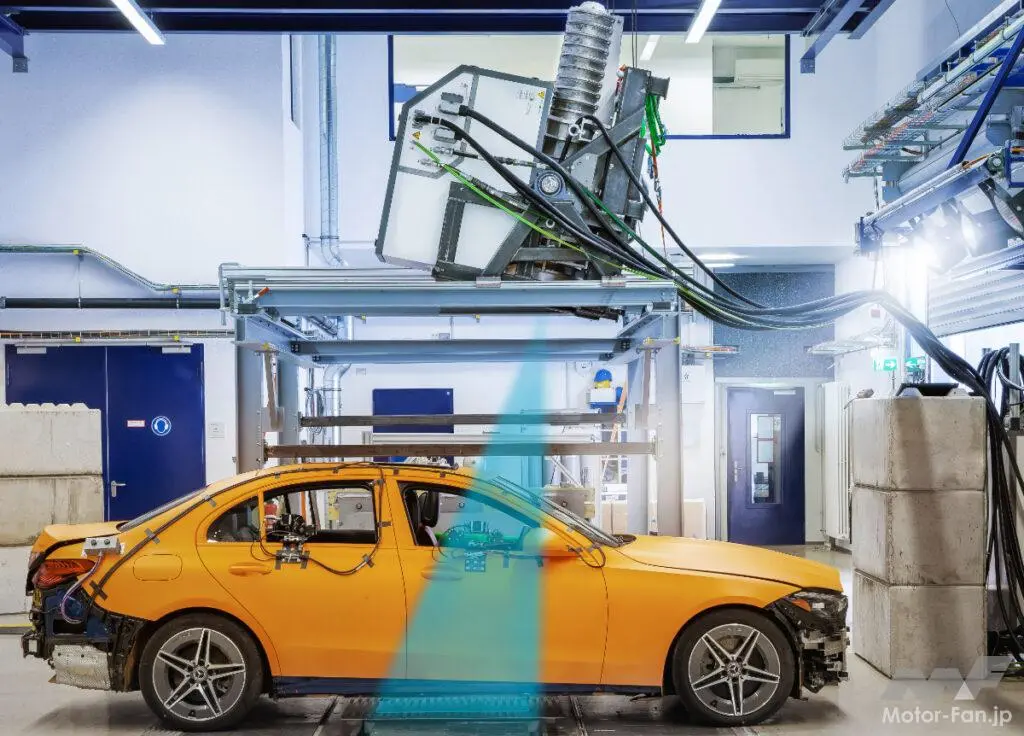 【世界初】メルセデス・ベンツ、衝突テストのX線検査を実施！車両構造やダミー人形の変形を最大1000fpsで鮮明に撮影可能！