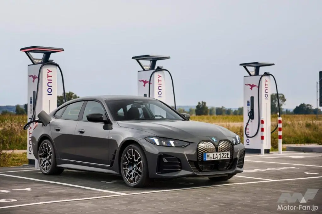 
                            BMWは、電気自動車i4と、4シリーズ・グランクーペのテクノロジーとデザインの刷新を発表した。プレミアム・ミッドサイズ・セグメントにおける、排出ガスを出さないドライビング・プレジャーと先進的な美しさの分野におけるパイオニ […]
                        