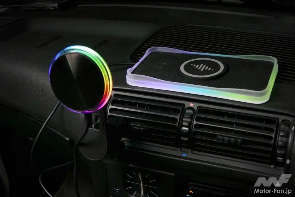 
                            オーロラ調の光が車内に彩りを与える 特に見どころと言えるのはスマホホルダー。ワイヤレス充電機能の搭載によって電源を引くことで、自らも発光させて車内に彩を加えるアイテムだ。その光もオーロラ調にグラデーション変化したり、単色 […]
                        