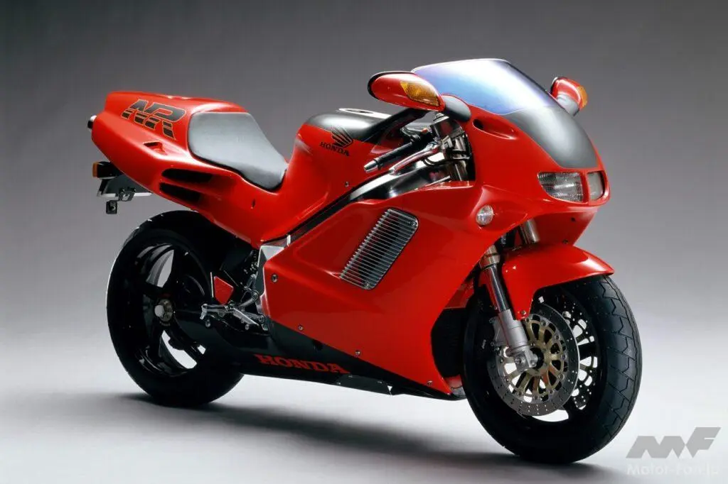 
                            ■MotoGPで鍛えた次世代ロードマシンを市販化したホンダNR 1992（平成4）年5月25日、ホンダは画期的なロードスポーツバイク「ホンダNR」の販売を開始した。MotoGPで実績のあるレースマシン「NR500」ベース […]
                        
