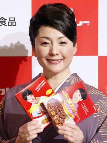 発売４０周年の記念イベントで、「ボンカレー」を手にする女優の松坂慶子