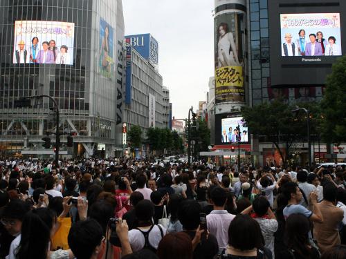 エドも出演！サザン　街頭ＴＶで新曲ＰＲ