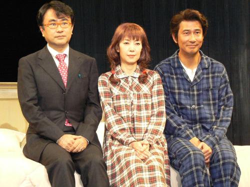 舞台「グッドナイト　スリイプタイト」が開幕した（左から）作、演出の三谷幸喜、戸田恵子、中井貴一