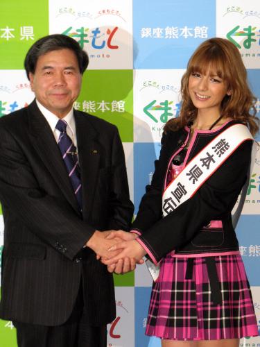 熊本県宣伝部長に任命されたスザンヌ。左は蒲島郁夫知事