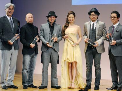 ベストドレッサー賞を受賞した（左から）吉越浩一郎、井上雄彦、市原隼人さん、上戸彩、田臥勇太、水谷豊（敬称略）