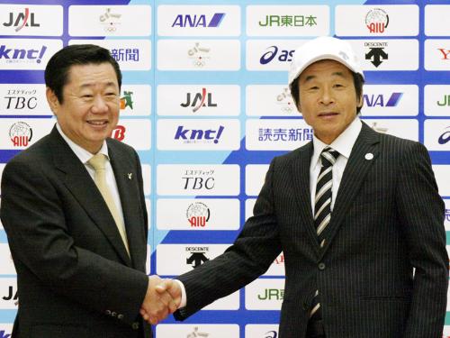 五輪招致大使に任命され、東京都オリンピック・パラリンピック招致委員会副会長の谷川健次都副知事（左）と握手する間寛平