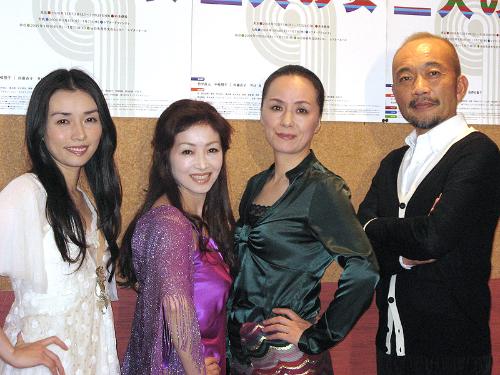 舞台「三人の女」をアピールする（右から）竹中直人、佐藤直子、荻野目慶子、中嶋朋子