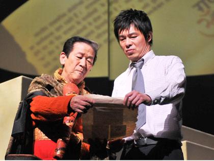 公開初日を迎えた舞台「夢をかなえるゾウ」に出演する（左から）小松政夫、二階堂智