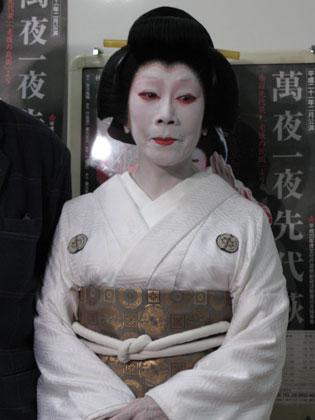 歌舞伎「萬夜一夜先代萩」の公演後、取材に応じた朝丘雪路
