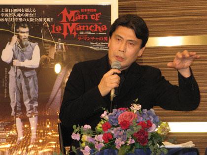 大阪市内でミュージカル「ラ・マンチャの男」の製作発表を行った松本幸四郎