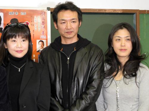 緒形拳さんの追悼公演「王将」の製作発表に臨んだ（左から）神野美伽、緒形幹太、真由子