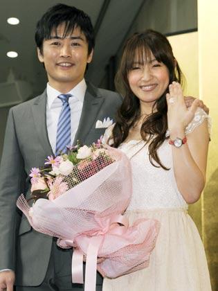 結婚報告の会見で笑顔を見せる劇団ひとり（左）と大沢あかね