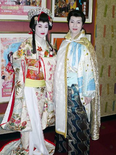 大阪新歌舞伎座で会見した坂本冬美（右）と藤あや子