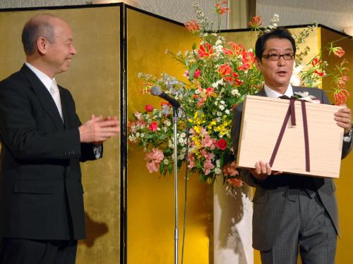 「おくりびと」滝田監督　県民栄誉賞に感無量