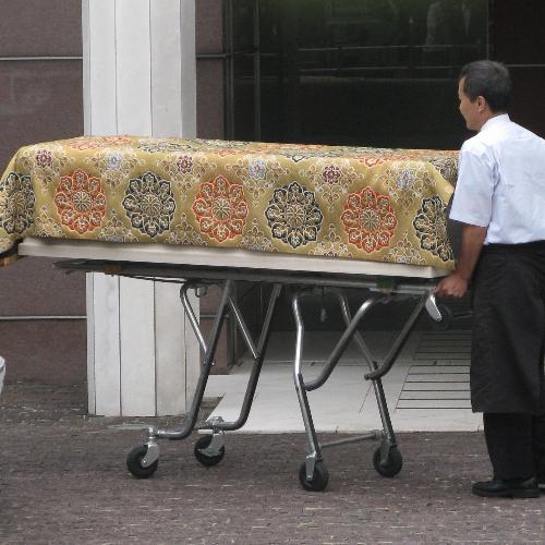 三木たかしさんの納棺のため、棺が自宅マンションに運び込まれた