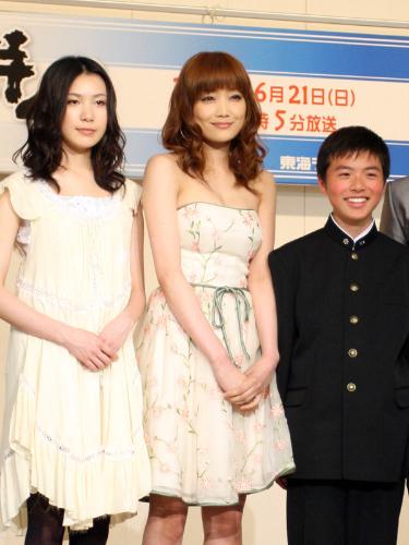 ドラマ「少年時代」会見に出席した（左から）村上絵梨、佐藤江梨子、小林廉
