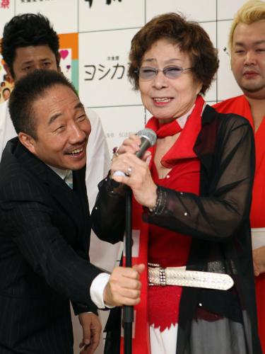 「浅草演芸祭」のＰＲ会見に姿を見せた中田カウス（左）は浅香光代のマイクを直す気配りも