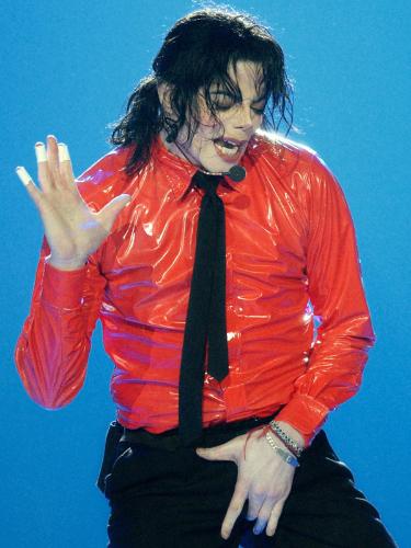 ２００２年４月、米カリフォルニア州パサデナで公演するマイケル・ジャクソンさん