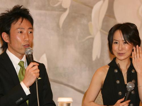 妊娠３カ月であることを発表した山川恵里佳（右）とモンキッキー。撮影は２００７年２月２日