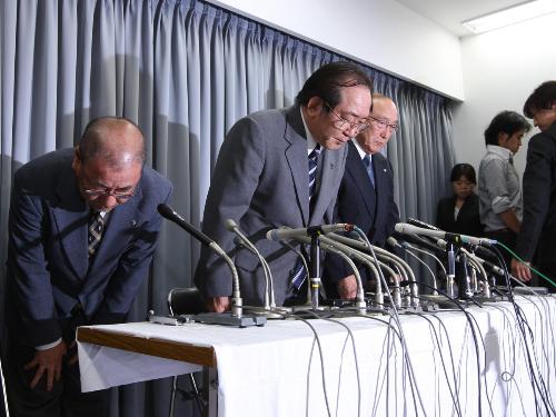 ＜酒井法子・関連＞会見を終え、頭を下げる（左から）伊藤栄志専務、相澤正久社長、相澤秀禎会長