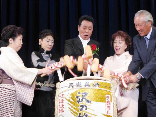 五木ひろし４５周年を祝福「信じれば夢かなう」