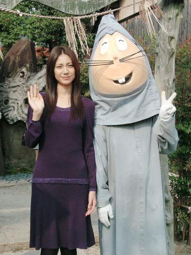 松下奈緒、妖怪神社で「ゲゲゲの女房」ヒット祈願