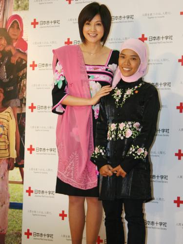 赤十字広報特使の藤原紀香（左）と、被災者を代表して来日したラマディアティさん