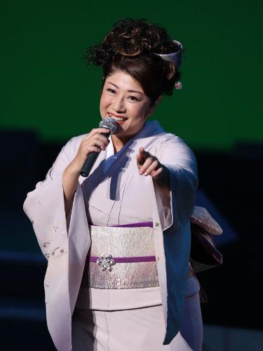 ２０周年記念リサイタルで熱唱する服部浩子