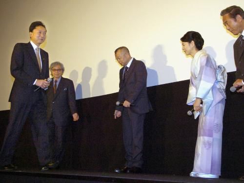 映画「おとうと」の完成披露試写会に出席した鳩山由紀夫首相（左）を迎える吉永小百合ら
