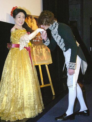 映画「ヴィクトリア女王　世紀の愛」の公開記念イベントにドレス姿で登場した中村玉緒