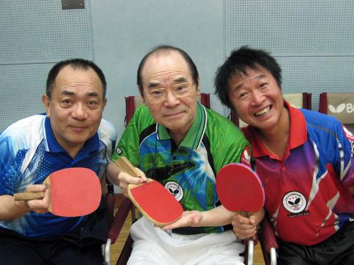 らくご卓球クラブの（左から）三遊亭小遊三、林家こん平、山田隆夫