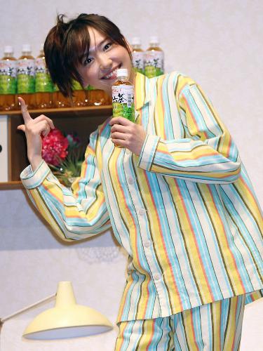 アサヒ十六茶の新ＣＭ発表会でパジャマ姿の新垣結衣
